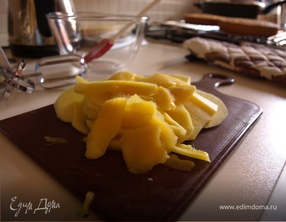 Для начинки:
Взбить сливки в крепкую пену. Добавить йогурт с 2 ст. ложками сахарной пудры. Нарезать тонкими кусочками манго.