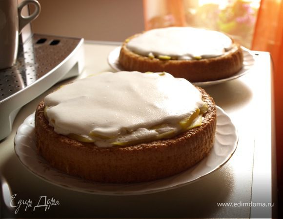 Полученным кремом смазать оба коржа и проложить ломтиками манго. Поставить в холодильник на 2-3 часа.