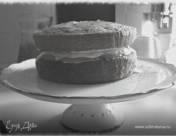 Украсить роял айсингом и мастикой или просто присыпать сахарной пудрой.