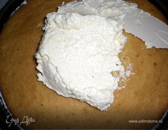 Начинаем промазывать коржи кремом,я сначала решила в разъемной форме,но оказалось это лишнее,крем и так хорошо держится и не растекается.