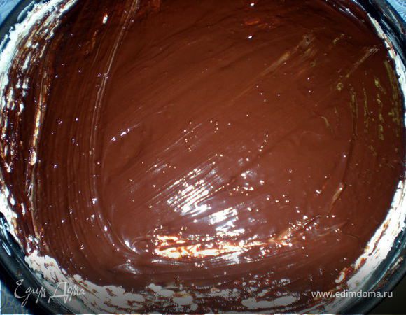 Заливаем торт глазурью.Я мазала в несколько приемов,периодически убирая в холодильник,чтобы крем не расплавился под теплой глазурью.