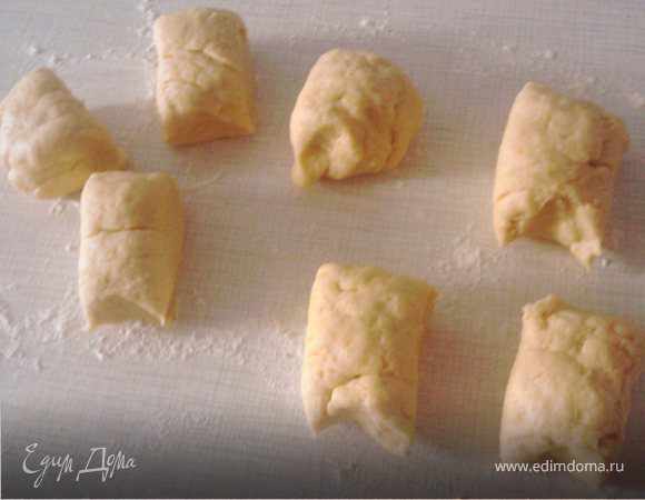 ТЕСТО. 
Масло сливочное комнатной температуры (заранее достаньте из холодильника)взбиваем блендером со сметаной, сахаром и щепоткой соли в нежный мусс. Добавляем муку и замешиваем крутое мягкое тесто. Если масло с большим процентом жирности - добавляем ещё немного муки. Чем хорошо это тесто – его не надо выдерживать в холодильнике, можно сразу разделывать и печь. Раскатываем тесто в колбаску и делим на 7 одинаковых кусочков. 