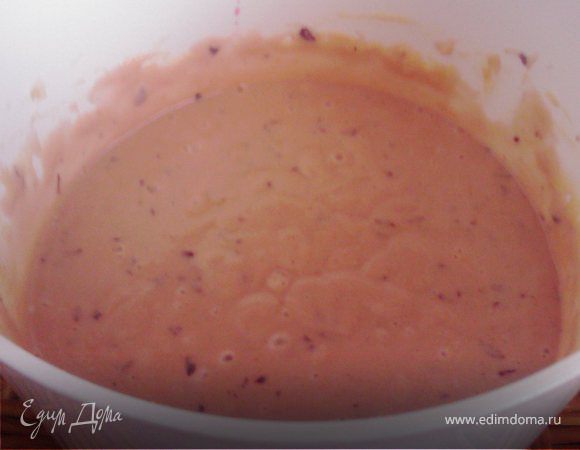 КРЕМ.
Пока пекутся наши коржи - времени достаточно для его приготовления.
В муку вливаем стакан тёплого молока, хорошо перемешиваем, чтобы не осталось комочков. Яйца взбиваем с сахаром и с ванильным сахаром до образования пенки. Добавляем в смесь из муки и молока. Еще раз хорошо взбиваем. 
Добавляем поломанную на мелкие кусочки плитку шоколада. Ставим всё на медленный огонь, и, помешивая, доводим до загустения. Получим смесь консистенции густой сметаны. 
Остужаем до комнатной температуры.
Размягченное сливочное масло и ягоды черешни добавляем в крем и взбиваем все вместе ещё раз. Получается вот такой нежно-розовый цвет))
Ставим наш крем в холодильник на 20 минут.