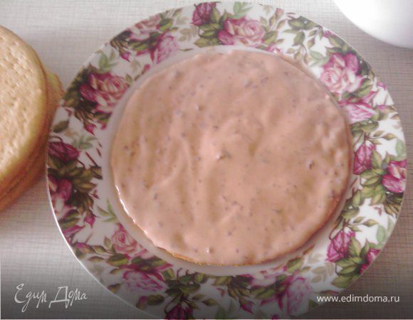 Теперь выкладываем первый корж на блюдо и намазываем кремом (2-3 ст. л. на каждый). Промазываем все коржи. 