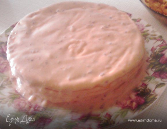 Собранный торт обмазываем кремом сверху и по бокам. В центре аккуратно (чтобы коржи не разломались)делаем 4 дырочки до дна с помощью палочки для суши (или кому чем удобно). При разрезе мы получим мягкую розовую серединку))