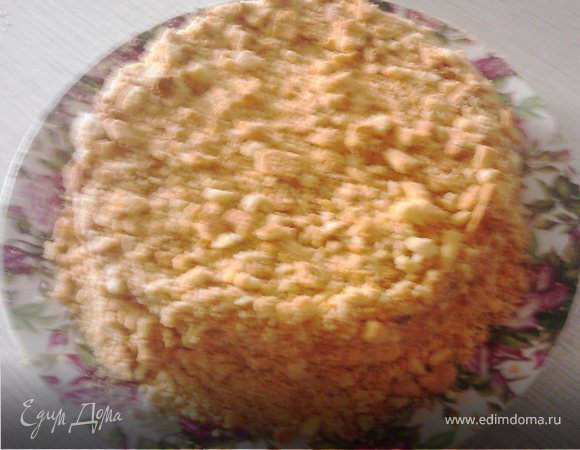 Посыпаем торт крошкой со всех сторон и сверху.По бокам аккуратно прижимаем крошку к торту руками. Крупную крошку я сыпала сверху.
Фото - не фонтан, но приблизительно видно))