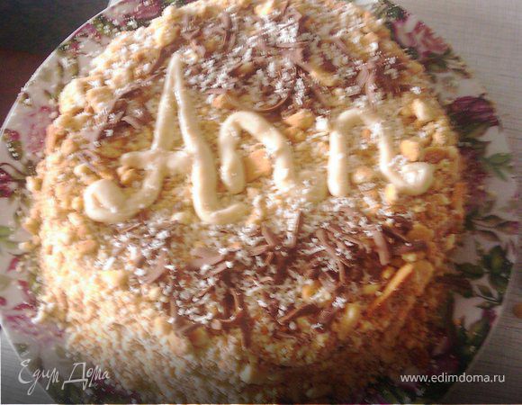 Далее - ваша фантазия. Я была ограничена во времени (т.к. сестра должна была уже скоро придти), поэтому на лепку роз времени не хватило (уж как-нибудь в следующий раз, при приготовлении следующего тортика). Я слепила её имя и выложила по центру. А также слепила круглые бусины. Вокруг букв посыпала тортик тёртым молочным шоколадом (крупная тёрка) и сверху тёртым белым шоколадом (мелкая тёрка). А можно вообще им не посыпать))) 