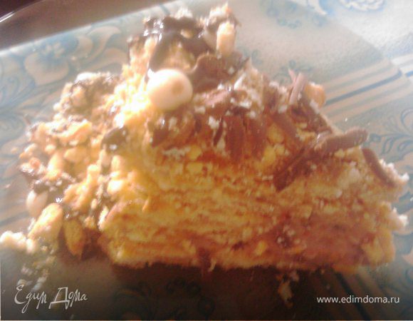 ШОКОЛАД.
Мы его варим сами)) В кастрюльку добавляем сметану, сахар и какао. Если у вас мало сметаны - можно добавить немного сливочного масла. Ставим на маленький огонь. Постоянно помешиваем, быстрыми движениями, пока шоколад не начнёт густеть. Как только он начинает густеть - снимаем кастрюлю с огня и также продолжаем помешивать около 3 минут. 
Кулинарного мешка у меня не оказалось, поэтому я сообразила кулёк из обычной бумаги А4. Вливаем туда шоколад, отрезаем кончик, и рисуем)) Тут опять же воля для Вашей фантазии)) Я же обвела щоколадом вокруг букв и по контуру тортика. А также пустила капли по бокам торта. Контур тортика и его низ (окончание капель шоколада) я украсила бусинами из шокомастики)) Результат виден на фото готового блюда! 
Ну а тут, собственно, фото тортика в разрезе))
Торт готов, оставим его пропитаться! А потом можно радовать себя и своих любимых))