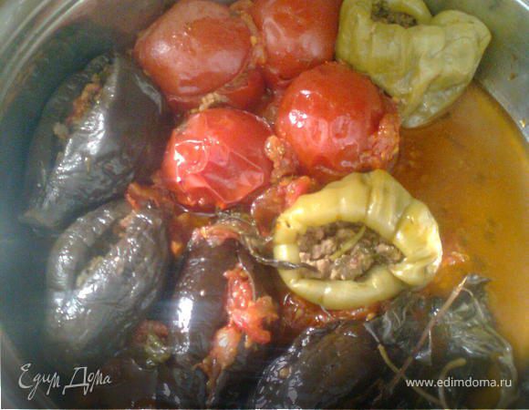 Затем наполнить их фаршом,расположить их на скавороде,залить внутренностями помидора,если будет мало ,то порежте ещё помидора,если мясо не жирное добавьте немного сливочного масла ,воду не наливать,поставить на тихий огонь.