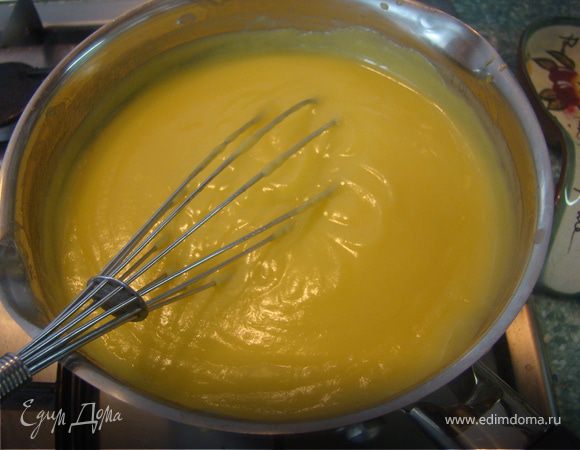 Крем готовила следующий образом. Стакан молока поставила на средний огонь. Оставшееся молоко смешала с яйцами, сахаром, мукой, а затем, помешивая, влила в уже подогревшееся молоко. Довела почти до кипения, потом убавила огонь и помешивала, пока масса не загустеет. 