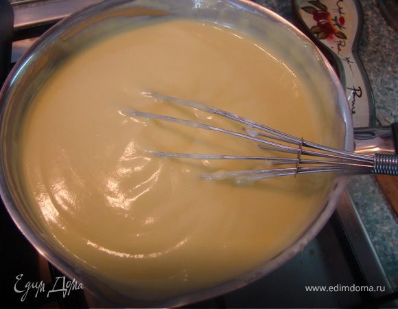 Затем, взбила сливки с ванильным сахаром и закрепителем сливок. И добавила в остывший заварной крем. Сливки придают такой нежности и приятного привкуса, объедение! И цвет смягчается :) 
