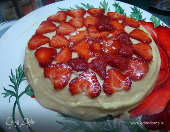 Готовые блины щедро промазала кремом (у меня еще и осталось достаточно крема, так как готовился он не для этого рецепта :) ). Посредине сделала прослойку с клубники, но здесь уже все зависит от Вашей фантазии. 