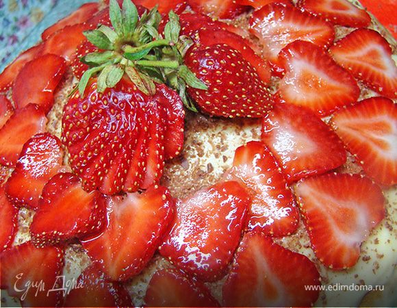 Готовый торт, опять же таки, щедро обмазала кремом со всех сторон. Посыпала тертым шоколадом и украсила клубникой. 
Так что вот такой милый торт у меня и получился, не нежданно, негаданно :) 