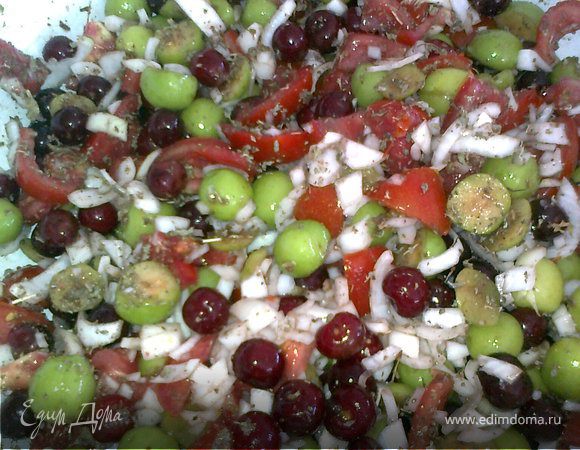 помидор,лук режем,алчу делим попалам ножом,и вишню выкладываем в тазик добавляем сухой зелени солим перчим и хорошенько всё перемешиваем