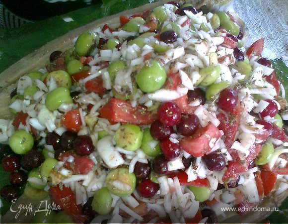 стелим на стол марлю ,кладём листья винограда на неё кладём 2 рыбы спиной,выкладываем начинку