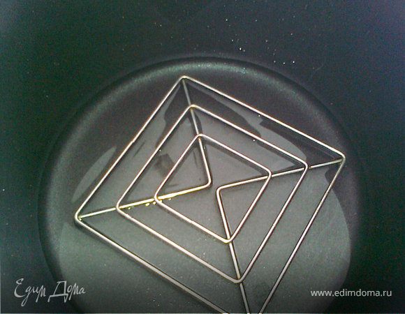 затем берём большую кастрюлю,ложим на дно вроде етого (на фото(ну то что кладём под чайник)и наливаем чють_чють воды