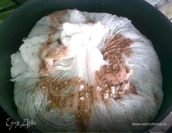 кладём наш узелок на неё и сверху выливаем сок(из начинки),закрываем крышкой и на плиту,он будет готовится 1,5 или 2 часа