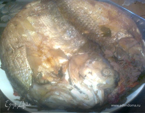 открываем марлю,освобаждаем от листьев,кладём на неё круглое блюда и переварачеваем,снимаем нижние листья и закуска готова