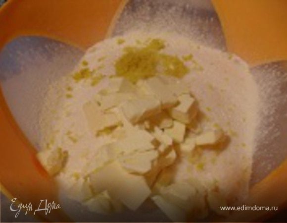 Смешать муку, соль сахар. Масло нарезать а маленькие кусочки и добавить к мучной смеси. Растереть смесь в крошку.