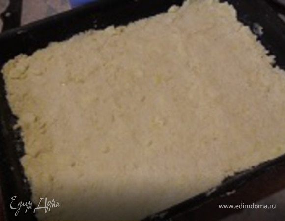 Выложить крошку в квадратную форму и плотно утрамбовать. Выпечь в духовке 10 минут при 180*С.
