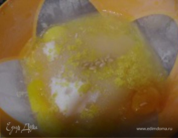 Для верхнего слоя взбить яйца с сахаром, солью соком и цедрой лимона. Добавить в смесь муку и еще раз взбить.