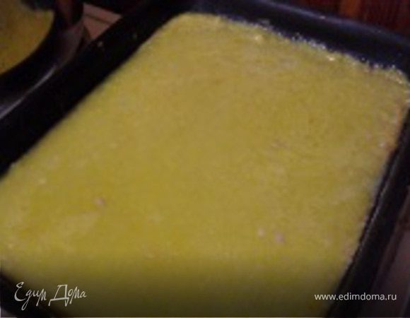 Вылить лимонную смесь на выпеченную основу. Выпекать при 180*С 45-50 минут. (Верх при выпекании должен стать коричневым, а середина при легком потряхивании не должна колыхаться).
