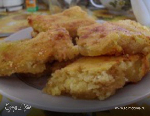 Достать пирог из духовки и оставить остывать около 15  минут, потом посыпать сахарной пудрой и разрезать на квадратики.