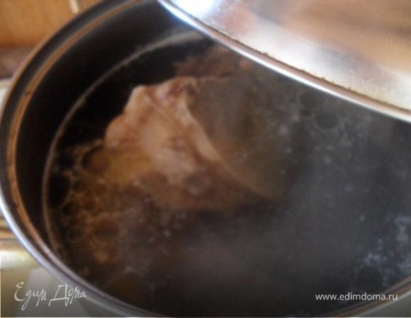 Филе залить 2 л. холодной воды. проварить 10 минут. После положить лавровый лист, перец горошком, варить еще 5 минут. После варки бульон процедить, филе нарезать на кусочки.