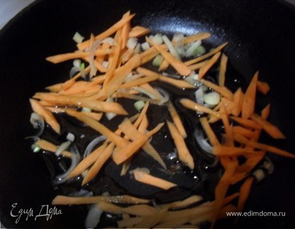 Морковь нарезать тонкой соломкой, лук нашинковать. Обжарить морковь и лук на растит.масле.