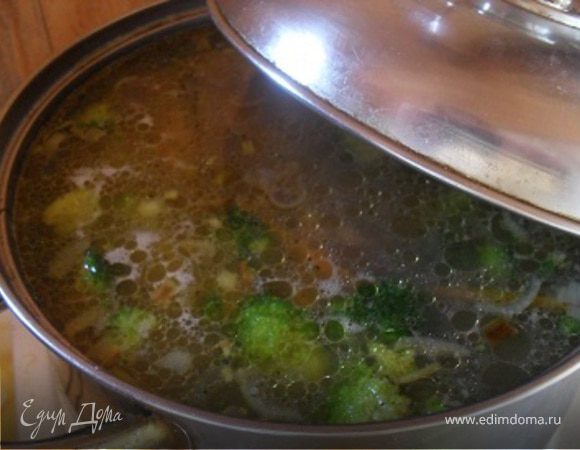 Кукурузу, фасоль (вместе с томатным соусом), брокколи выложить в суп. Проварить 5 минут.