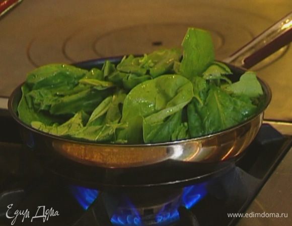 Разогреть в тяжелой сковороде оливковое масло и томить листья шпината до мягкости, выделившийся сок сохранить.