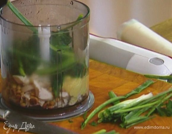Зеленый лук измельчить.