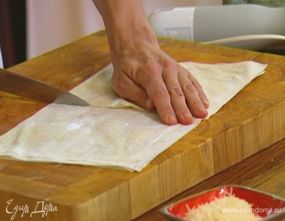 Лист теста фило выложить на рабочую поверхность, смазать частью растопленного сливочного масла, сверху выложить второй лист фило и разрезать так, чтобы получилось 6 двухслойных квадратов.