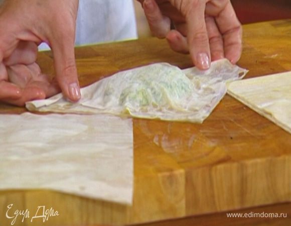 На один угол каждого квадрата выложить немного начинки, смазать края растопленным маслом и накрыть противоположным углом теста так, чтобы получился треугольный пирожок, края прижать.