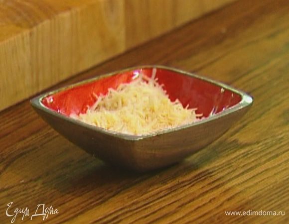 Сыр натереть на мелкой терке.