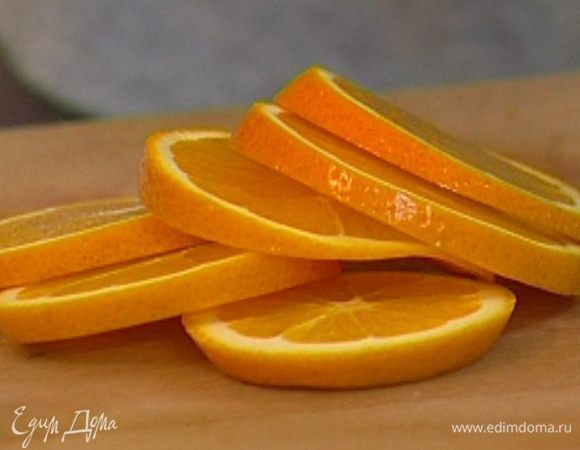 Апельсин нарезать кружками вместе с кожурой.
