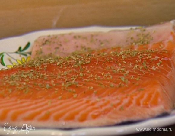 Семгу посыпать орегано, посолить, поперчить и выложить в жаропрочную форму.