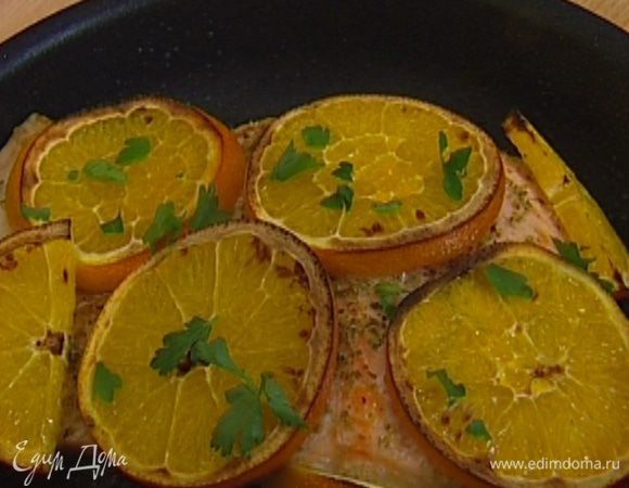 Готовую рыбу присыпать измельченной руками петрушкой и подавать.