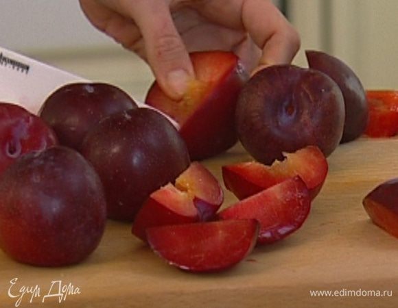 Сливы освободить от косточек, порезать на четвертинки.