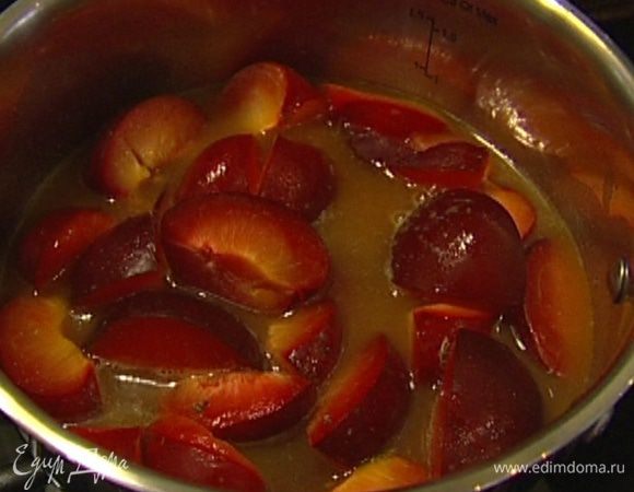 Приготовить соус: персиковый сок налить в небольшую кастрюлю и слегка прогреть, выложить в него сливы, добавить бадьян, корицу, гвоздику, зерна кардамона и слегка потушить сливы на медленном огне.