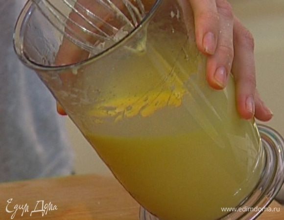 Приготовить тесто: яйца с сахаром взбить миксером, добавить треть измельченного миндаля, 150 г предварительно размягченного сливочного масла и продолжать взбивать на медленной скорости до получения однородной, гладкой массы.