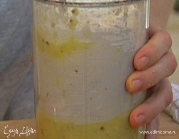 Всыпать разрыхлитель, муку и вымешать тесто.