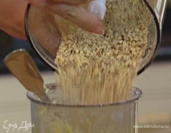 Всыпать оставшийся миндаль, еще раз перемешать.