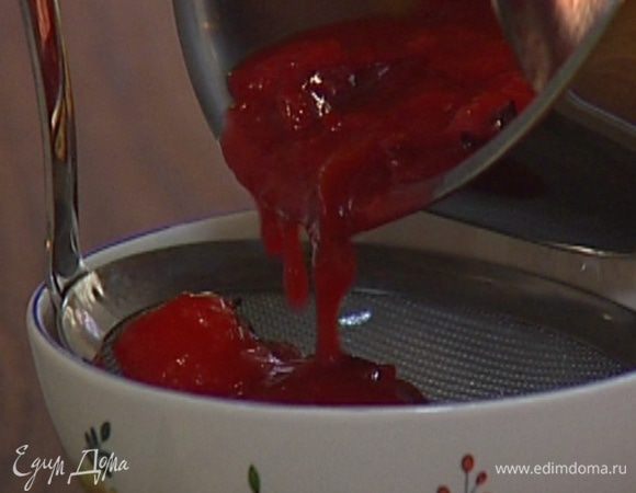 Протереть оставшиеся сливы вместе с соком через самое мелкое сито.