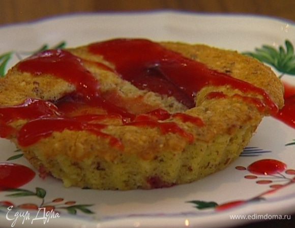 Вынуть остывшие тарталетки из формочек и полить сливовым соусом.