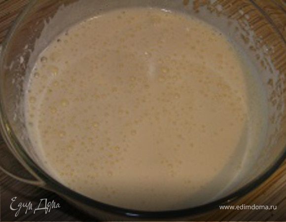 Яйца взбить с сахарной пудрой в крепкую пену. Постепенно добавить муку, осторожно перемешивая.