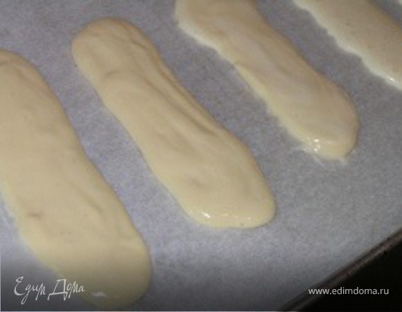 Заполнить тестом кондитерский шприц и отсадить на противень в виде палочек (кружочков, если у Вас круглая форма для Тирамису).