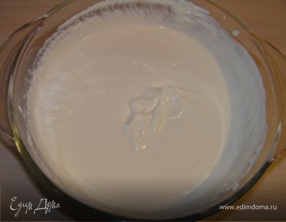 Приготовить крем. Взбить творожный сыр с сахаром, добавить йогурт, ванилин, перемешать.