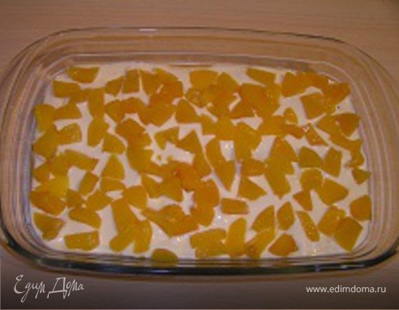 На дно формы для десерта выложить слой буше-бисквитов, быстро обмакивая их в кофе. Затем выложить половину крема и нарезанные персики.