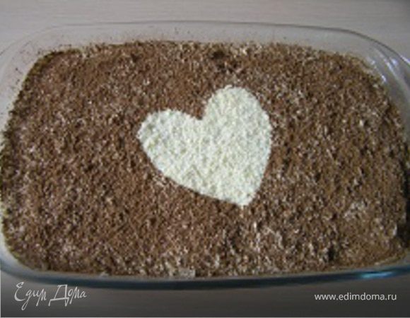 затем посыпать какао. По желанию можно сделать украшение в виде сердца (оставив место без какао).